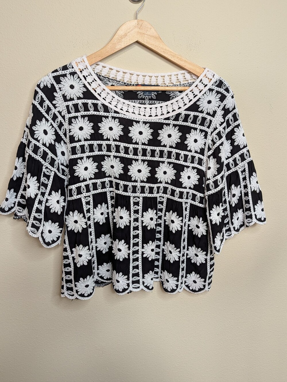 Indigo Poppy Black White Daisy Embroidered Top Size M Boho‎ Cottagecore